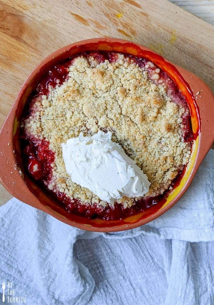 Vegan rhubarb and strawberry crumble