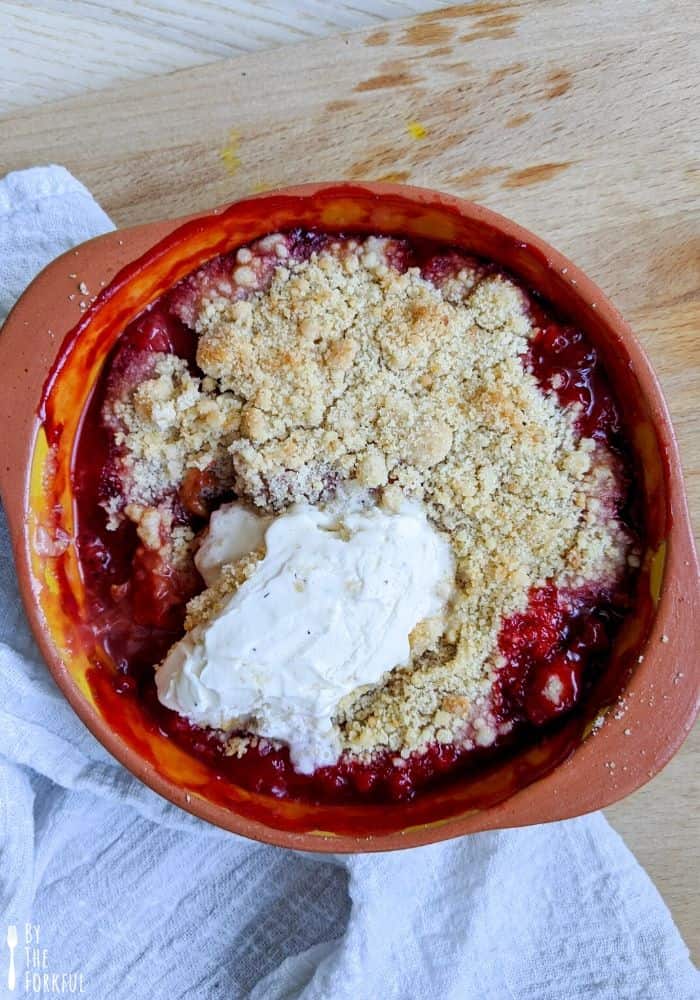 Vegan rhubarb and strawberry crumble