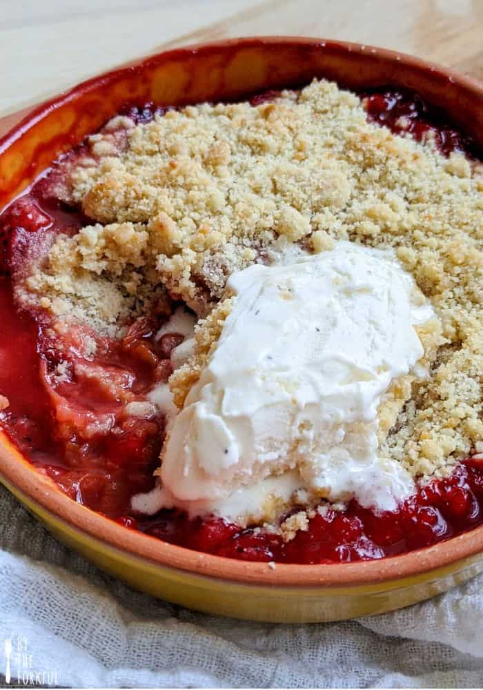 Vegan rhubarb and strawberry crumble