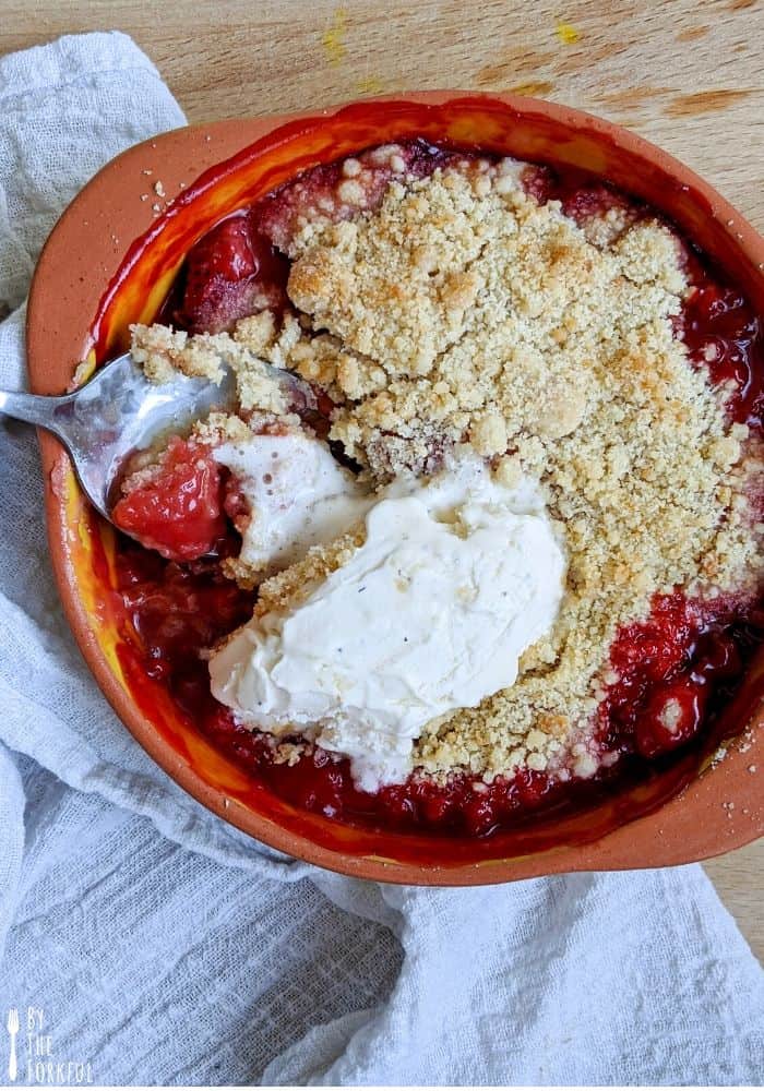 vegan rhubarb and strawberry crumble