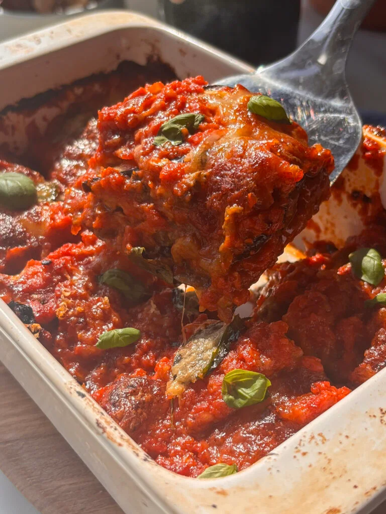 Capas de berenjena a la parmesana que se retiran de la sartén